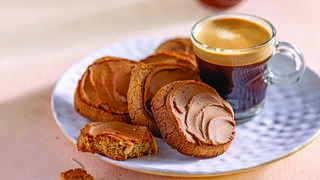 עוגיות שקדים עם  קפה שחור ותבלינים