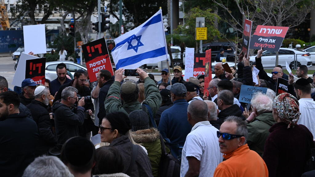 שלמה פלדשטיין אחיו של אלי החשוד בפרשת הדלפת המסמכים בדיון בביהמ"ש המחוזי בת"א