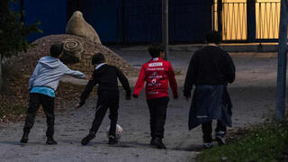 עובדים סוציאליים בשכונת מצוקה ב אורברו שבדיה ילדים רוצחים שכירים 