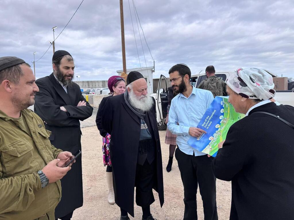 יצחק גולדקנופף בכניסה לציר נצרים