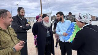יצחק גולדקנופף בכניסה לציר נצרים