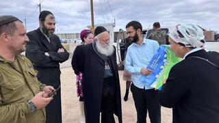 יצחק גולדקנופף בכניסה לציר נצרים