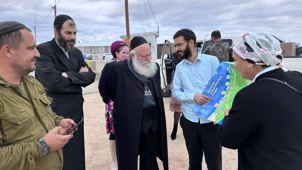 יצחק גולדקנופף בכניסה לציר נצרים