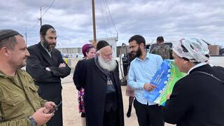 יצחק גולדקנופף בכניסה לציר נצרים