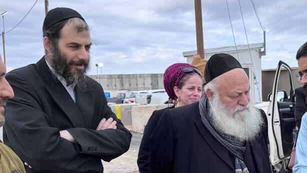 יצחק גולדקנופף בכניסה לציר נצרים