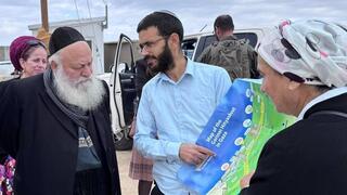 יצחק גולדקנופף בכניסה לציר נצרים