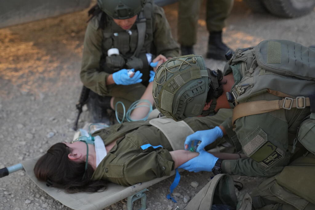 טיפול פצועים פינוי מסוקים יחידת פלמ"ר אביב חיילים לוחמים חילוץ הצלה רצועת עזה מלחמה חרבות ברזל