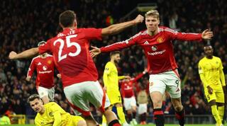 הוילון חוגג