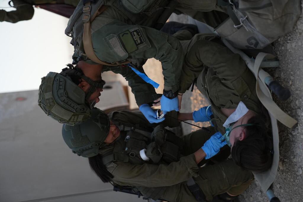 טיפול פצועים פינוי מסוקים יחידת פלמ"ר אביב חיילים לוחמים חילוץ הצלה רצועת עזה מלחמה חרבות ברזל