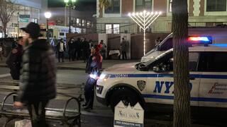 ניידת משטרה מחוץ למרכז חב"ד העולמי בברוקלין