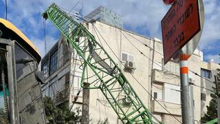עגורן קרס על בניין בתל אביב