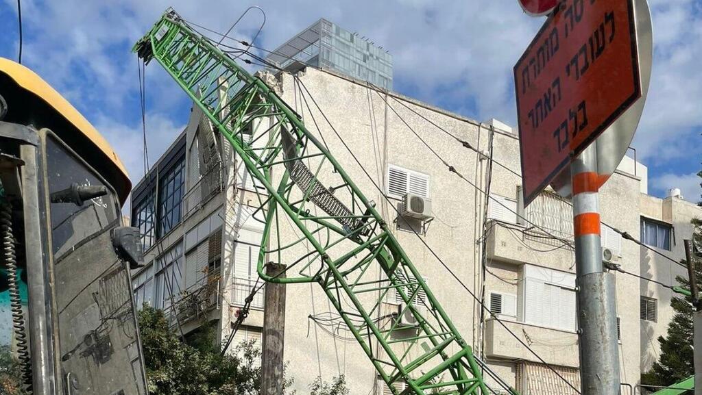 עגורן קרס על בניין בתל אביב