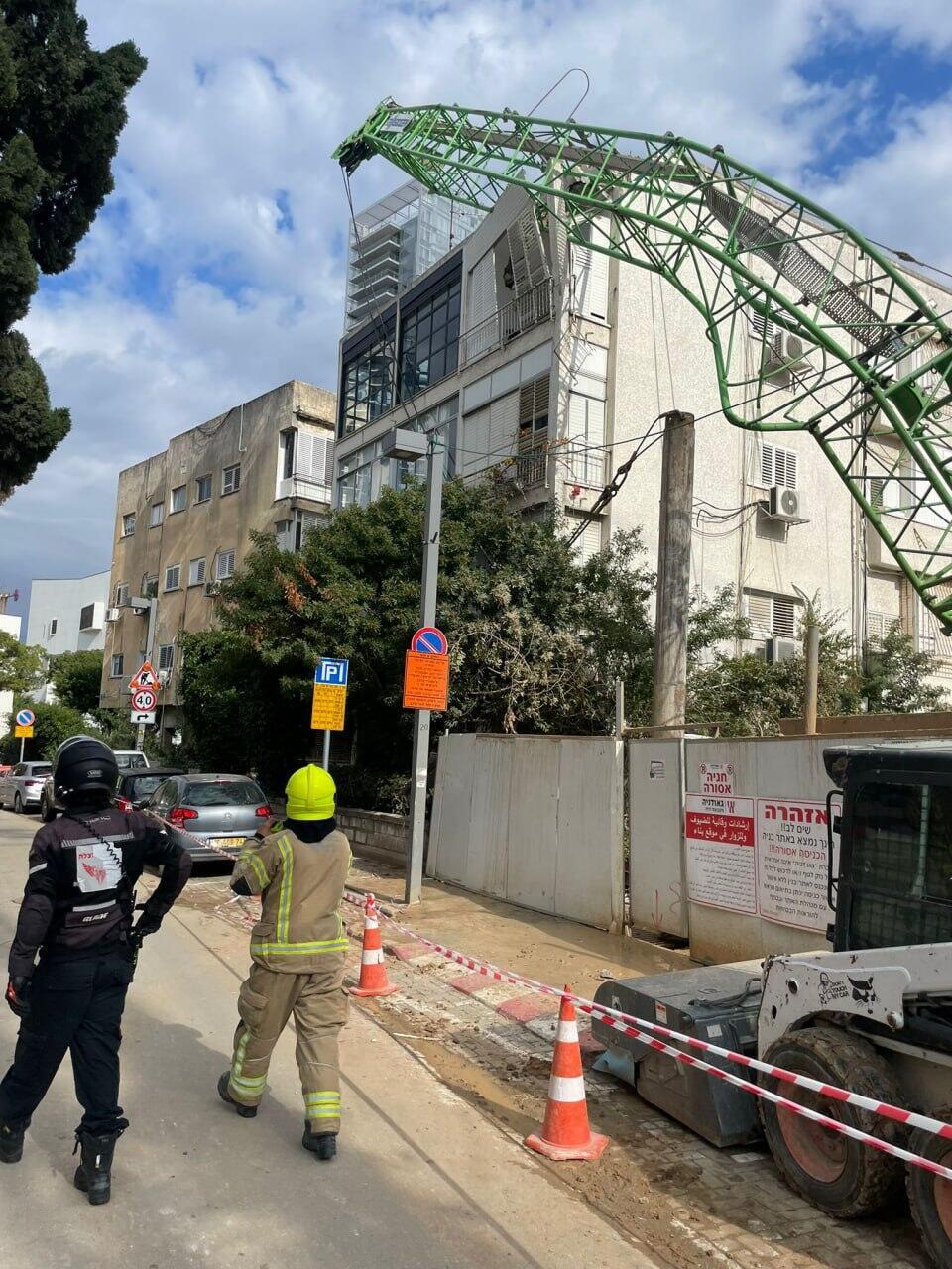 עגורן קרס על בניין בתל אביב