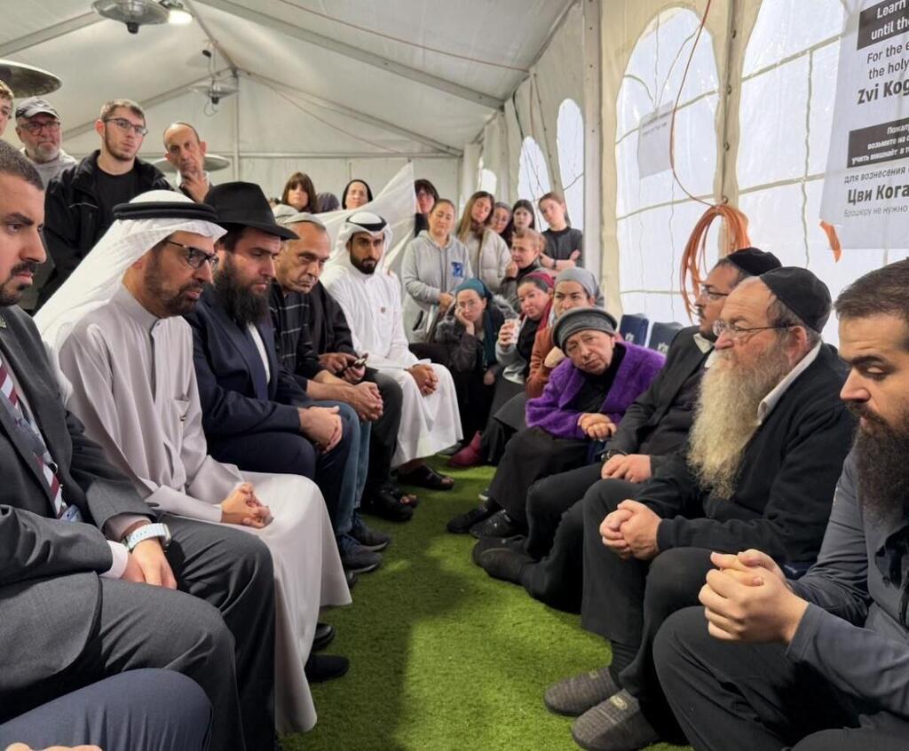 Dr. Ali Rashid Al Nuaimi, a member of the UAE Federal National Council for the Emirate of Abu Dhabi, at the shiva of Rabbi Zvi Kogan ד"ר עלי רשיד אל נעימי בשבעה של הרב צבי קוגן
