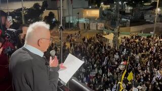 בני בגין נואם בהפגנה להחזרת החטופים בדרך בגין, תל אביב