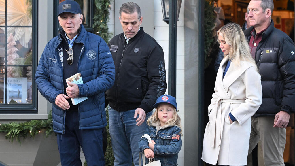 US President Joe Biden buys book by vocal Israel critic on Black Friday (Photo: Mandel Ngan / AFP) נשיא ארה"ב ג'ו ביידן