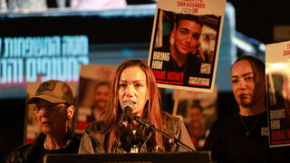 אמו של עידן אלכסנדר בכיכר החטופים