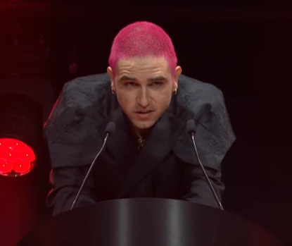 Fontaines D.C. guitarist Carlos O’Connell at Rolling Stone UK awards ceremony (Photo: Screengrab) גיטריסט פונטיינס די.סי בטקס הפרסים של "רולינג סטון"