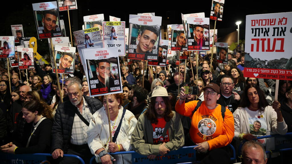 Calling for the hostages to be released at Hostages' Square in Tel Aviv (Photo: Tal Shahar) עצרת בכיכר החטופים