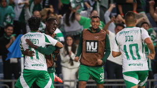 שחקני מכבי חיפה חוגגים עם ליאור רפאלוב