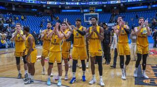 שחקני מכבי תל אביב חוגגים