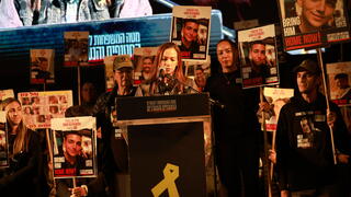 אמו של עידן אלכסנדר בכיכר החטופים