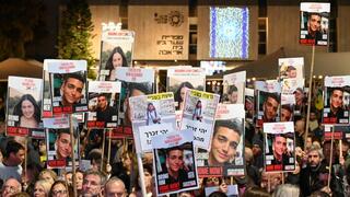 עצרת בכיכר החטופים בתל אביב, לאחר הסרטון שפרסם חמאס של עידן אלכסנדר