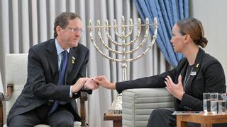 יצחק ומיכל הרצוג עם משפחתו של עידן אלכסנדר