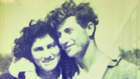 אבי ואמי, רבקה ז"ל, ביום חתונתם. "אין יום שאני לא חושבת עליה", אמר לי אבא