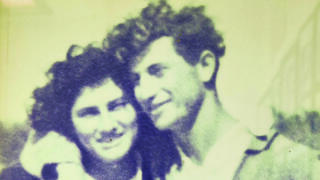 אבי ואמי, רבקה ז"ל, ביום חתונתם. "אין יום שאני לא חושבת עליה", אמר לי אבא