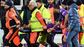 שחקן פיורנטינה אדוארדו בובה מפונה מכר הדשא