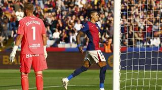 ראפיניה רץ לאסוף את הכדור אחרי שער השוויון