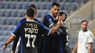 שחקני הפועל פתח תקווה חוגגים