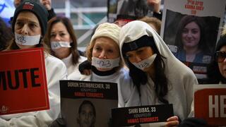 משפחות החטופים מציינים את יום המאבק לאלימות כלפי נשים מול מטה ארגון הנשים של האו"ם בניו יורק, ארה"ב