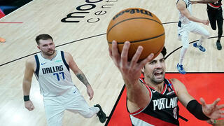 שחקן פורטלנד טרייל בלייזרס דני אבדיה מול לוקה דונצ'יץ'