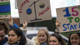 פעילה האקלים והסביבה מחוץ לכותלי בית הדין הבינלאומי לצדק של האו"ם