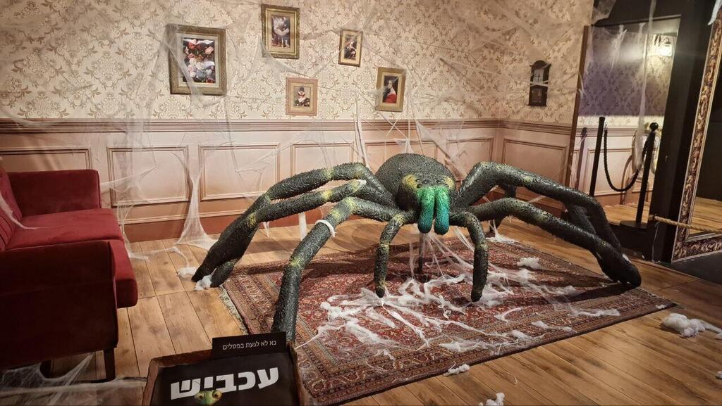 Экспонат "Паук" на выставке The Bugs 