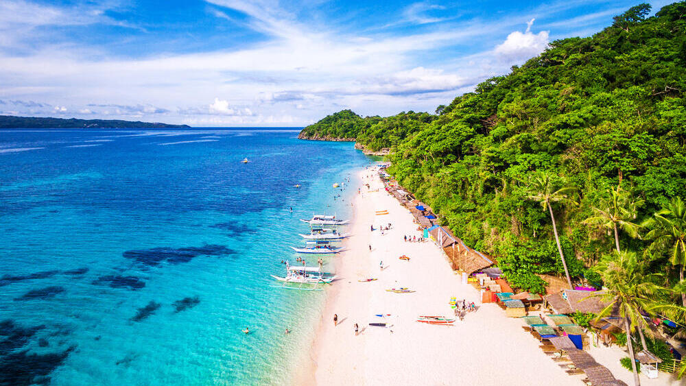 Boracay Island in the Phillipines (Photo: Shutterstock) מבט אווירי על האי בורקאי
