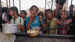 ילדים פלסטינים ב תור ל מזון אוכל באזור מוואסי דיר אל-בלח רצועת עזה סיוע הומנטירי ספטמבר 2024