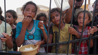 ילדים פלסטינים ב תור ל מזון אוכל באזור מוואסי דיר אל-בלח רצועת עזה סיוע הומנטירי ספטמבר 2024