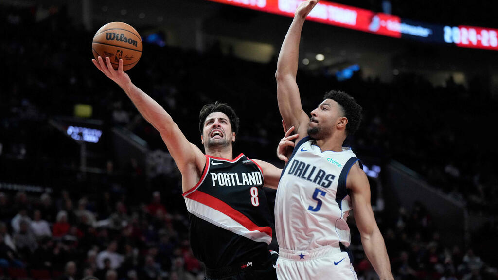 Deni Avdija scores in double digits in game against Dallas Mavericks (Photo: Soobum Im / AFP) שחקן פורטלנד טרייל בלייזרס דני אבדיה מול שחקן דאלאס מאבריקס קוונטין גריימס