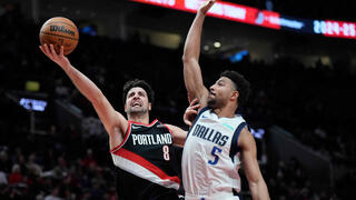 שחקן פורטלנד טרייל בלייזרס דני אבדיה מול שחקן דאלאס מאבריקס קוונטין גריימס