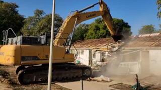 פועלים שעסקו בהריסות בתים בקיבוץ עין השלושה פרצו לבתים וגנבו ציוד רב