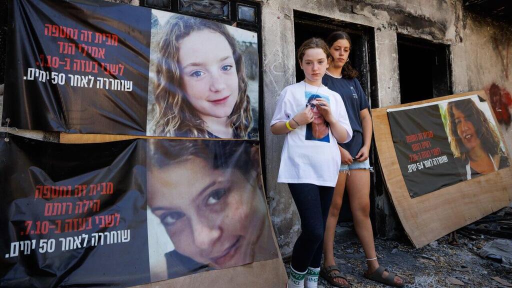 Emily Hand with the poster calling for her return from captivity at her destroyed house in Kibbutz Be'eri (Photo: Ziv Koren) אמילי הנד והילה רותם שושני
