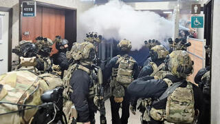 כוחות צבא חיילים פרצו לתוך בניין האספה הלאומית ה פרלמנט של דרום קוריאה סיאול