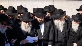 תפילה לשלום החטופים והחיילים. התפילה בקבר הרבי מלובביץ' 