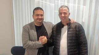 בעלי הפועל ת"א עופר ינאי עם יו"ר עמותת הפועל אוסישקין ת"א רמי כהן