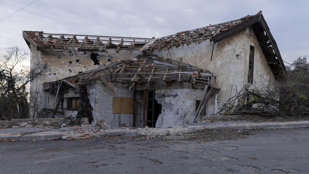 Damaged home in Metula, located on the border with Lebanon in northern Israel (Photo: Amir Levy/Getty Images) תושבים חוזרים לבתים ההרוסים במטולה