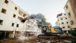 הריסת בניינים ישנים ביהוד במסגרת פרויקט פינוי בינוי