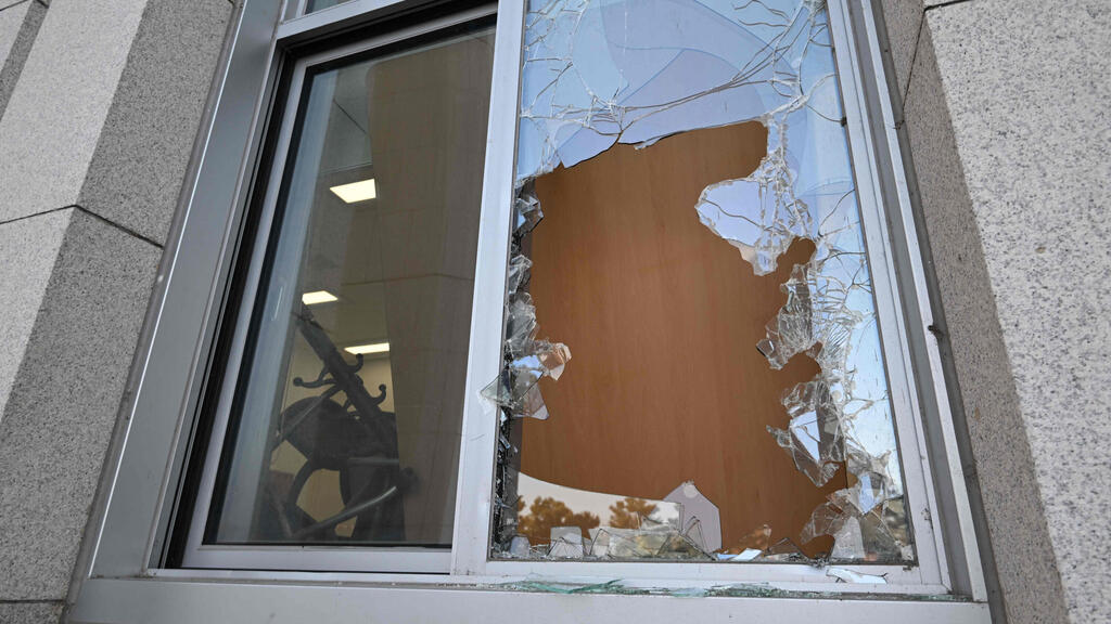 Photo: JUNG YEON-JE / AFP הנזק בבניין פרלמנט ב סיאול דרום קוריאה אחראי מהומות עם ניסיון כושל להטיל משטר צבאי